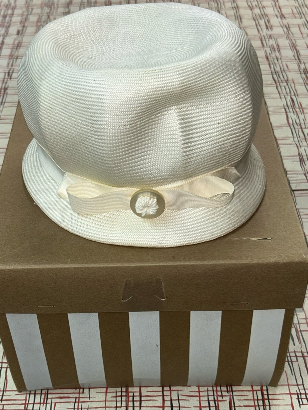 Betmar New York Women’s Classic White Bucket Style Cloche Hat W/Box